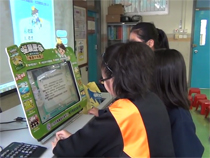 學生進行閱讀理解遊戲練習 01